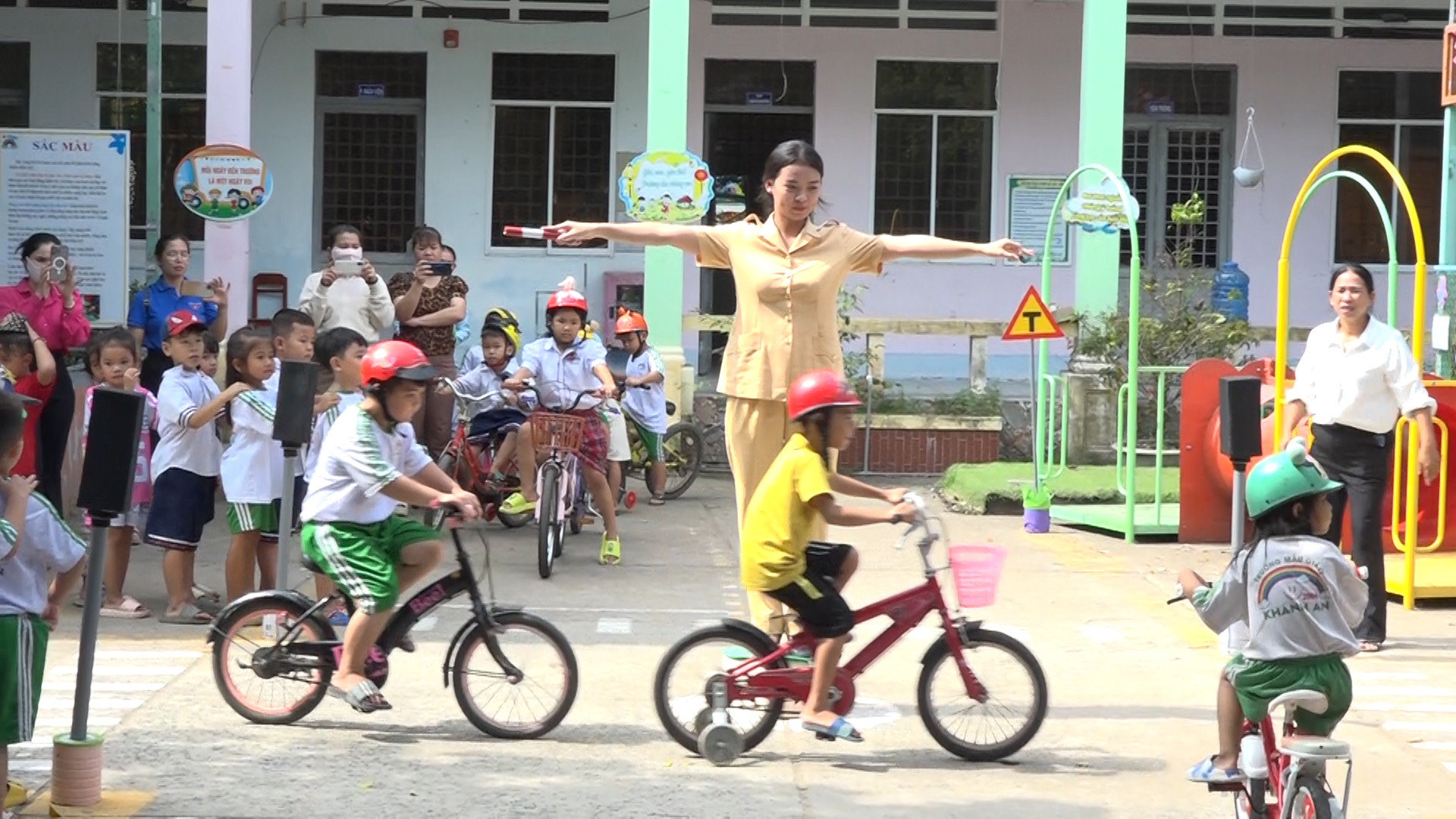 Trường Mẫu giáo Khánh An: Ngày hội “An toàn giao thông”