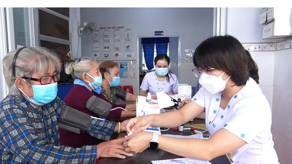 Khám bệnh, cấp phát thuốc miễn phí, tặng quà cho người dân biên giới An Phú