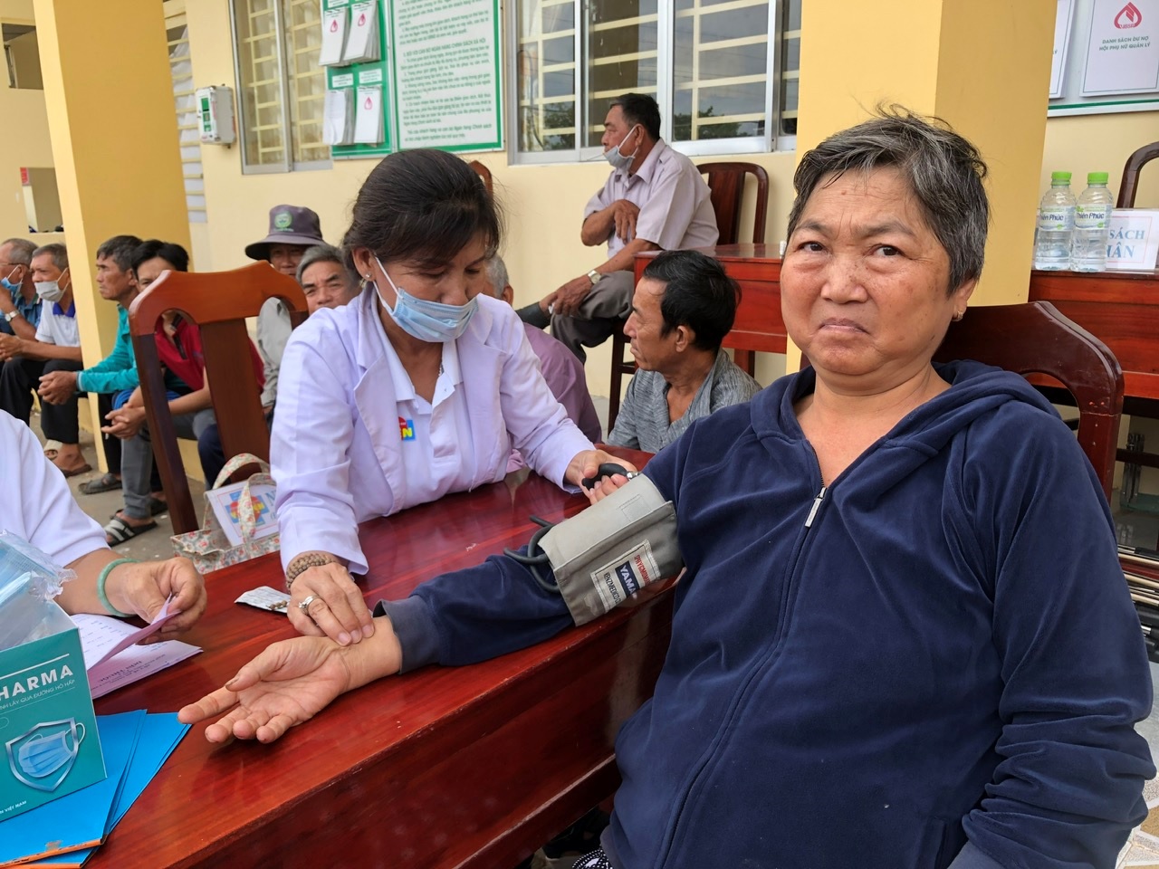 Trao quà và khám bệnh miễn phí cho hộ nghèo xã Phú Hữu