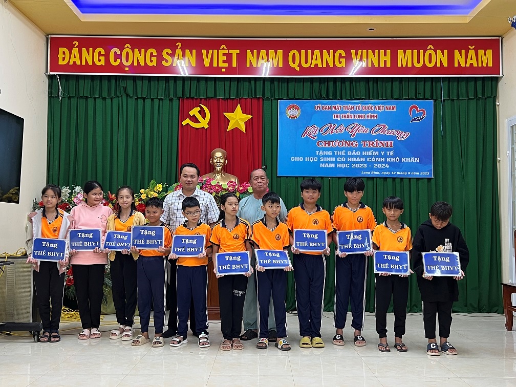 Thị trấn Long Bình: Chương trình kết nối yêu thương, tặng thẻ bảo hiểm y tế cho học sinh
