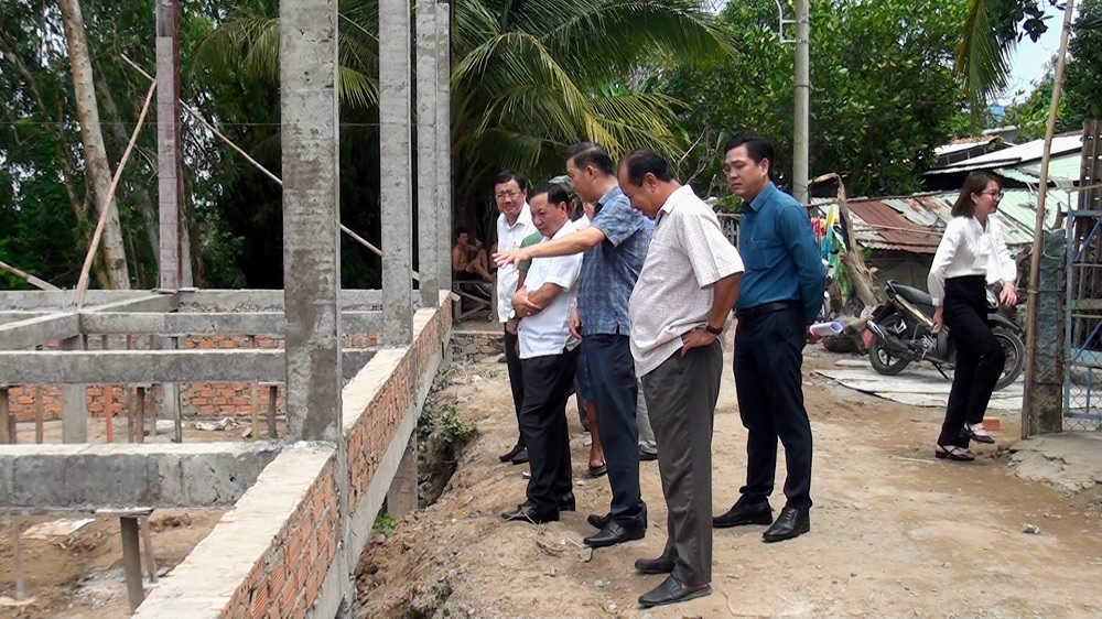 Phó Chủ tịch UBND huyện An Phú tiếp Đoàn công tác huyện Chợ Mới đến tham quan Mô hình xây dựng khu nhà đại đoàn kết liền kề