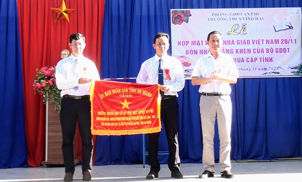 Phó Chủ tịch UBND huyện, Lê Thanh Phương dự họp mặt kỷ niệm Ngày Nhà giáo Việt Nam 20/11 tại xã Vĩnh Hậu