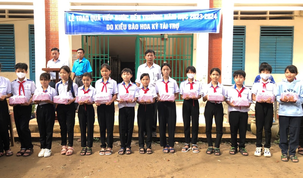 Trao quà tiếp bước đến trường cho học sinh nghèo xã Phú Hữu